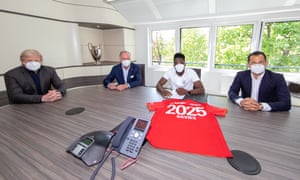 Alphonso Davies posing for a photo with the Bayern Munich officials Oliver Kahn, Karl-Heinz Rummenigge and Hasan Salihamidzic after signing a new contract this week.
