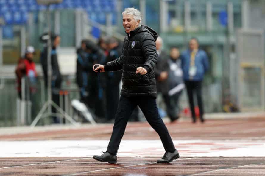 Gian Piero Gasperini celebrates a crucial victory in the Rome rain.