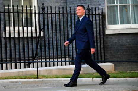 Healey nombrado canciller, Miliband nombrado secretario de relaciones exteriores y Yvette Cooper se convierte en secretaria de salud mientras Burnham elige gabinete