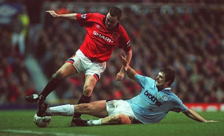 Niall Quinn menyelami Steve Bruce selama derby Manchester putaran kelima Piala FA di Old Trafford pada Februari 1996