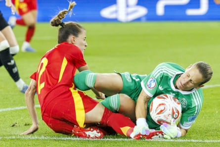 Ann-Katrin Berger claims the ball ahead of Ona Batlle