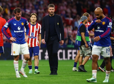 Michael Carrick with his players after their defeat in Madrid