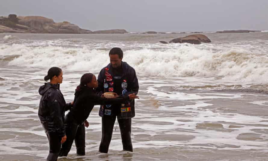 Divers scatter sand from Mozambique in honour of the Africans who died on the São José Paquete de Africa slave ship.