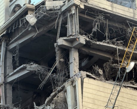 İran'ın Tahran kentinde İsrail'in düzenlediği büyük hava saldırısının ardından yıkılmış bir bina gösteriliyor