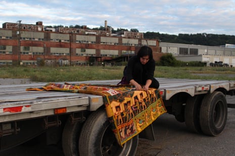 Operai tessili che trasportano pezze di tessuto e brandiscono forbici