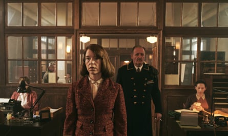 Anna Maxwell Martin et Colin Mace dans A Spy Among Friends d'ITVX, quittant un bureau lambrissé avec des secrétaires aux bureaux