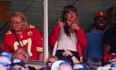 Taylor Swift gives a thumbs up