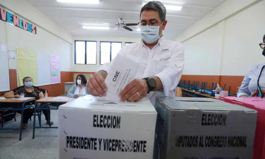 El presidente Juan Orlando Hernández deposita su papeleta en la votación por su sucesor en una escuela pública, utilizada como colegio electoral, en su ciudad natal de Gracias.