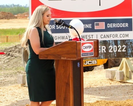 Escena de la sala del tribunal con juez y jurado