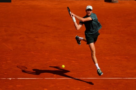 Jannik Sinner plays a backhand against Cameron Norrie