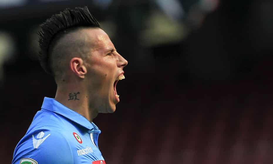 Marek Hamšík oslavuje, že v apríli 2015 skóroval za Neapol proti Fiorentine