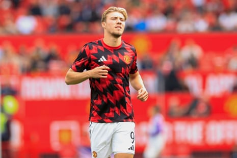 Rasmus Højlund warms up in Manchester United training gear