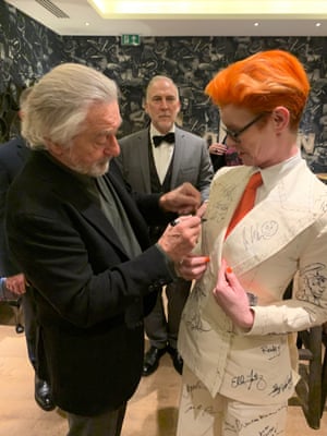 Robert De Niro signs Sandy Powell’s suit.