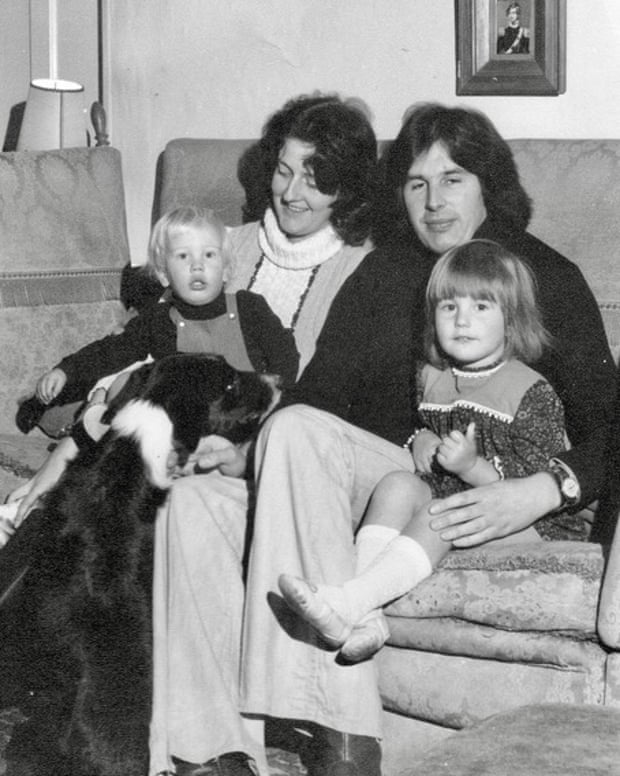 'Ev donuyordu': 1970'lerde İngiltere'de elektrik kesintileri sırasında hayat | İngiltere'de yaşam maliyeti krizi 1 Judy Young, o zamanki kocası ve iki çocuğuyla