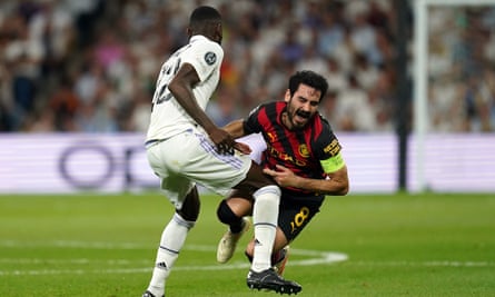 Antonio Rudiger dari Real Madrid menghalangi Ilkay Gundogan dari Manchester City