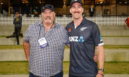 Blair Tickner et son père John ensemble lorsque Tickner a fait ses débuts à l'ODI en mars 2022