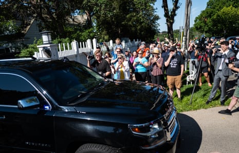 Mensen juichen als Tim Walz vertrekt naar een campagnebijeenkomst in Philadelphia.