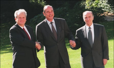 Serbia’s president, Slobodan Milošević, France’s president ,Jacques Chirac, and Bosnia’s president, Alija Izetbegović, in October 1996 during Bosnian peace talks
