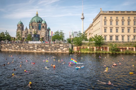 Dozens of people swimming in the Spree River