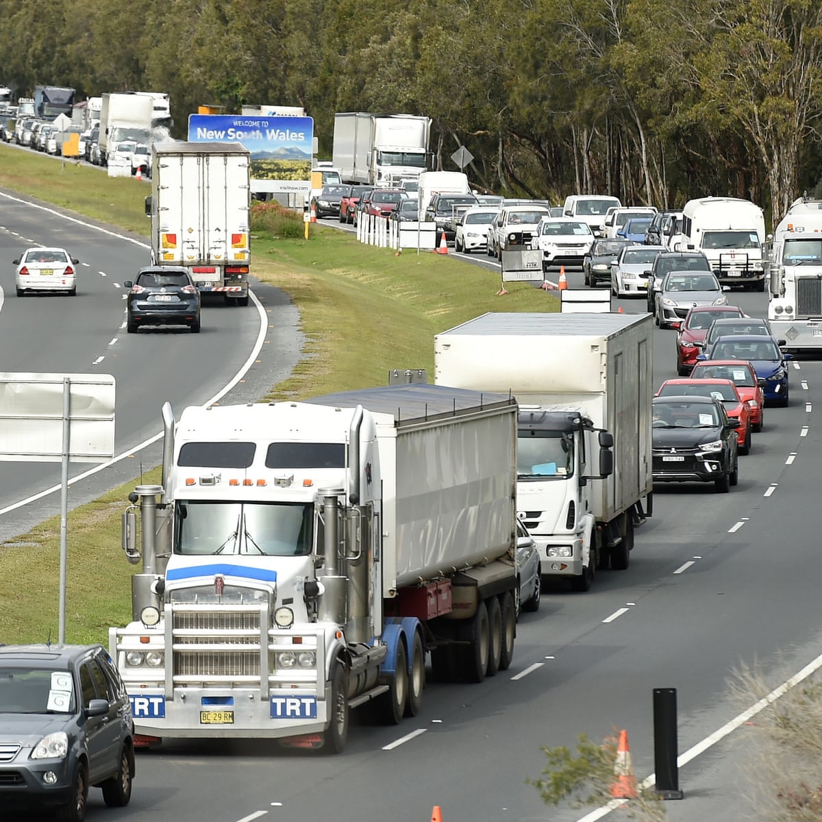 Queensland Border Reopens After Coronavirus Closure But Travellers Stuck In Traffic Jams Australia News The Guardian
