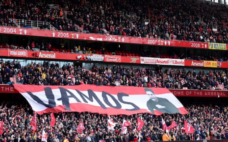 आर्सेनल के प्रशंसक मैच से पहले स्टेडियम के अंदर आर्सेनल के प्रबंधक मिकेल अर्टेटा के लिए वामोस शब्द के साथ एक बैनर प्रदर्शित करते हैं
