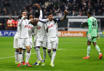 Tottenham players congratulate Randal Kolo Muani for his breakthrough