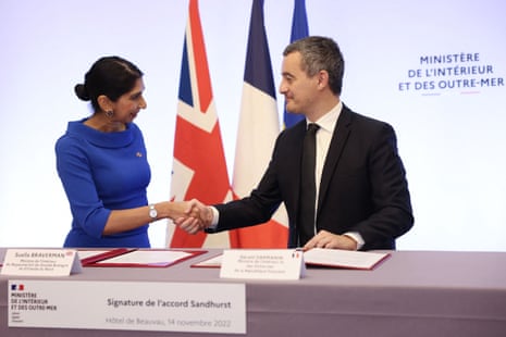 Suella Braverman serrant la main de Gérald Darmanin, le ministre français de l'intérieur, après qu'ils aient tous deux signé le nouvel accord sur les demandeurs d'asile à Paris.