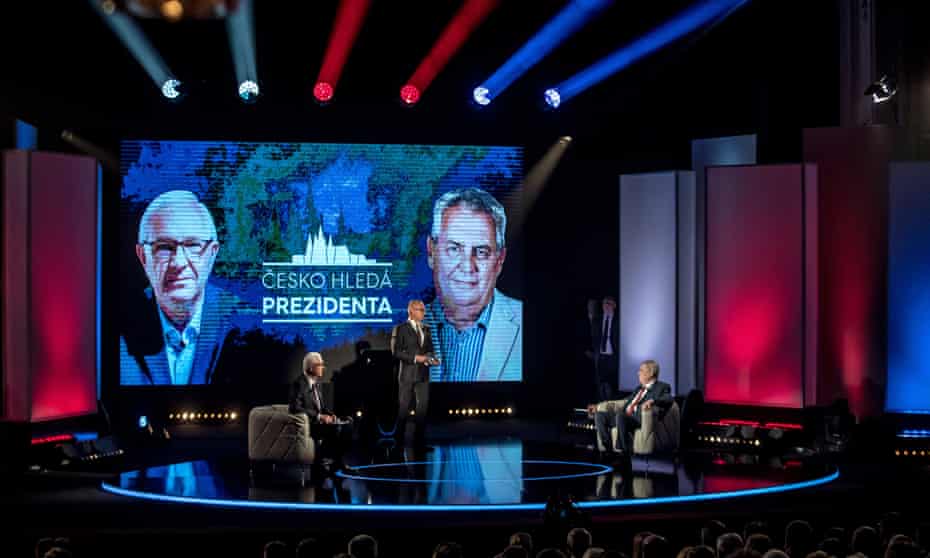 ​Jiří Drahoš (left) and Miloš Zeman at a TV debate in Prague
