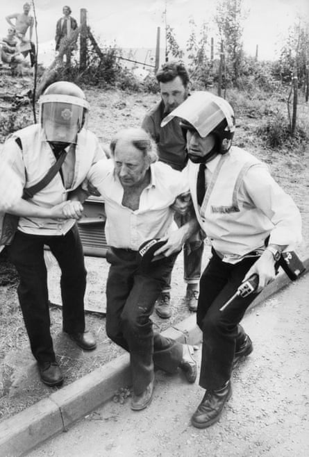 Arthur Scargill being assisted by medics at Orgreave.