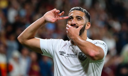 Saïd Benrahma merayakan gol penalti untuk West Ham.