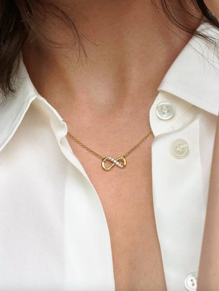 A product photo of a Pandora pendant necklace.