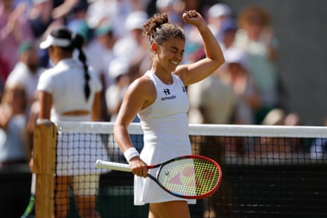 Η Jasmine Paolini πανηγυρίζει την νίκη της Alexandra Eala στο Centre Court.