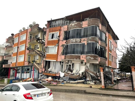 Pemandangan puing-puing bangunan yang runtuh di Adiyaman, Turki.