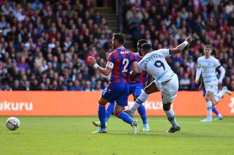 Pierre-Emerick Aubameyang cores the equaliser for Chelsea.