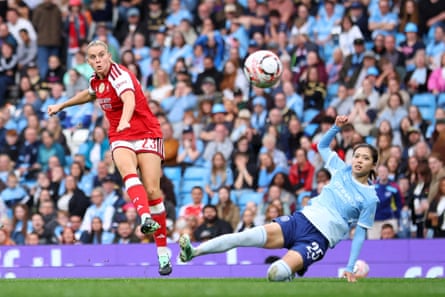 Alessia Russo scores to make it 2-1 to Arsenal at Manchester City