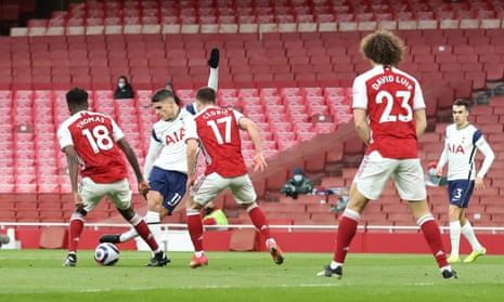 Erik Lamela scores the opening goal with a rabona, but Tottenham lost the derby against Arsenal 2-1.