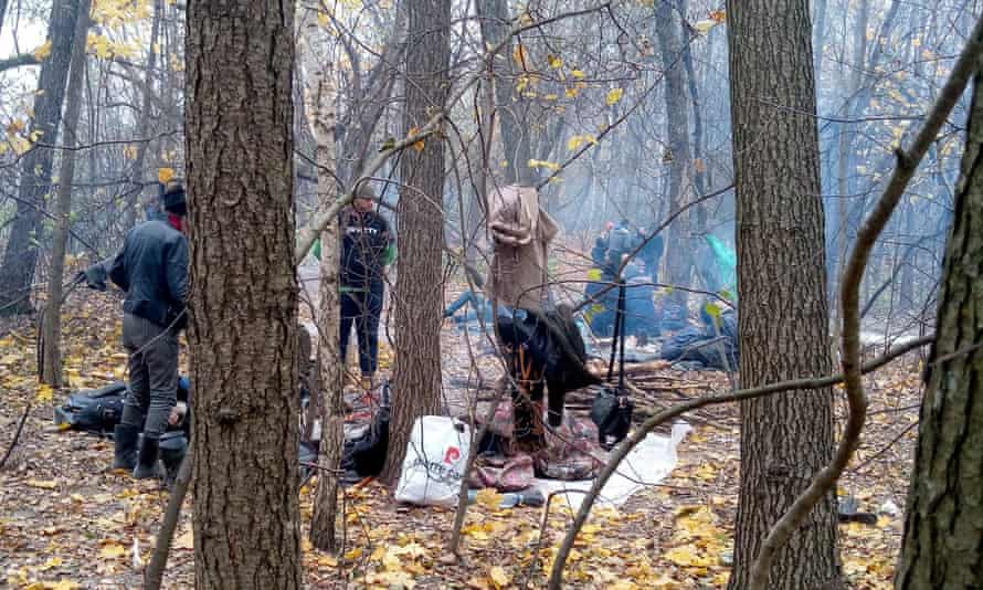 Ludzie w swoim obozie na zdjęciu migranta, który powiedział, że znajduje się po białoruskiej stronie granicy.