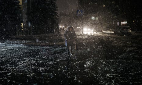 Guerra Rusia-Ucrania: el alcalde de Kyiv dice que el suministro de agua se restauró, pero muchos sin electricidad ni calefacción después de los ataques rusos – en vivo 1 Una mujer cruza la calle durante una nevada, mientras continúan los cortes de energía en Kyiv.