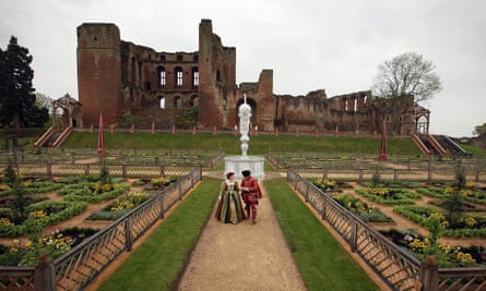 Elizabethan Gardens Open At Kenilworth Castle After ReconstructionKENILWORTH, ENGLAND - APRIL 30: Historic interpreters Hilary Janewood and Charles Neville re-enact a meeting between Queen Elizabeth I and the Earl of Leicester in the new Elizabethan Gardens in the grounds of Kenilworth Castle on April 30, 2009 in Kenilworth, England. English Heritage has reconstructed the pleasure gardens created by Robert Dudley the Earl of Leicester which he built to impress and court Queen Elizabeth I over 400 years ago. The garden has painstakingly been re-created with the aid of archaeology and historic notes and cost over GBP 2.1 million. (Photo by Christopher Furlong/Getty Images)