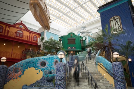 Les invités traversent la zone du Grand Entrepôt de Ghibli.