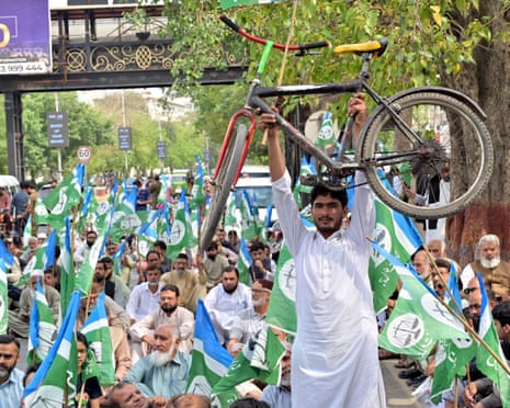 मध्य पूर्व संकट लाइव: ईरान द्वारा मार गिराए गए अमेरिकी लड़ाकू विमान से चालक दल के एक सदस्य को बचाया गया