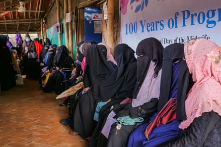Patients wait in MSF’s primary health centre in Jamtoli camp, Cox’s Bazar district, Bangladesh.