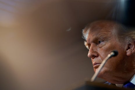 Donald Trump Amerikan bayrağıyla podyumda konuşuyor arka plan