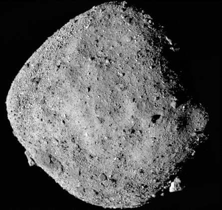 Mozaiková snímka asteroidu Bennu urobená sondou Osiris-Rex z dosahu 24 míľ.