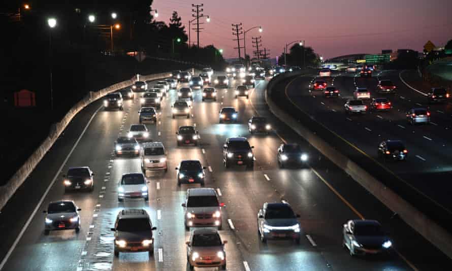 Các phương tiện cơ giới chạy trên xa lộ 101 ở Los Angeles, California