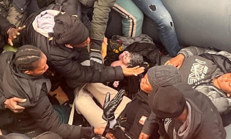 Bebé recién nacido desnudo en un bote inflable.