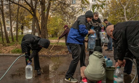 Kherson residents collect water.