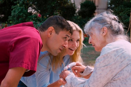 مراجعة “All of a Sudden” – دراما دار الرعاية tender و meditative و قليلاً ثمينة أكثر مما ينبغي. مراجعة “All of a Sudden” – دراما دار الرعاية tender و meditative و قليلاً ثمينة أكثر مما ينبغي.