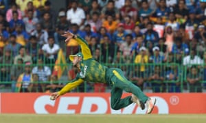 South Africa’s JP Duminy show his athleticism in the field