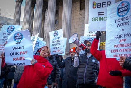 After Uber blocked a pay raise in December 2022, drivers gathered in front of a New York court to protest.